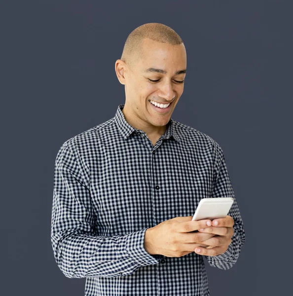 Cep telefonu kullanan adam