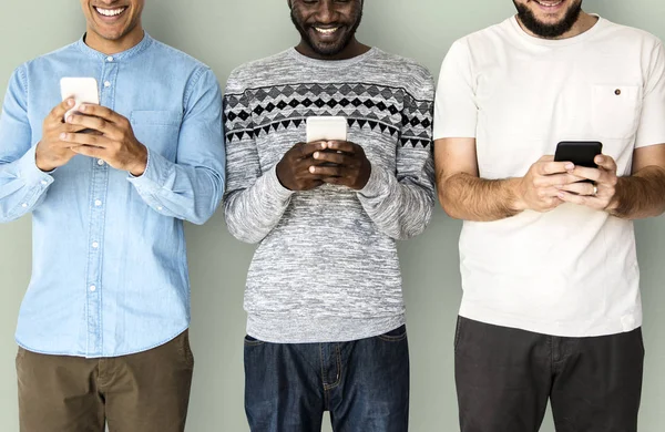 Tre män som använder mobiltelefoner — Stockfoto