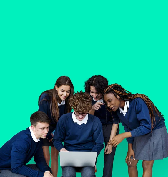 Studerande som använder bärbar dator — Stockfoto