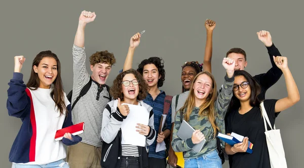 Estudantes sorrindo em pé no estúdio — Fotografia de Stock