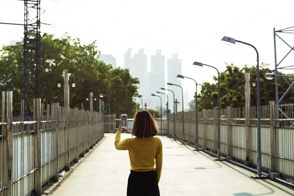 Femme prenant une photo de la rue — Photo