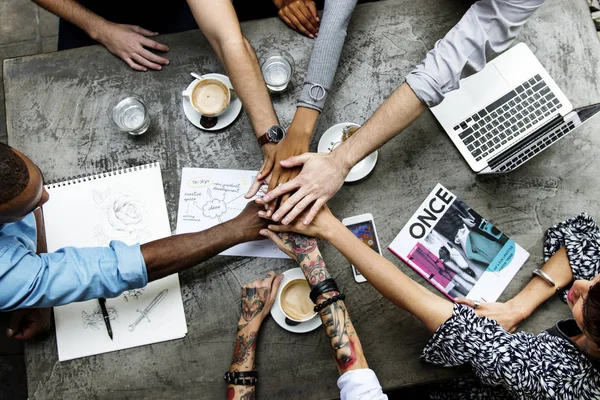 Groupe de personnes brainstorming ensemble — Photo