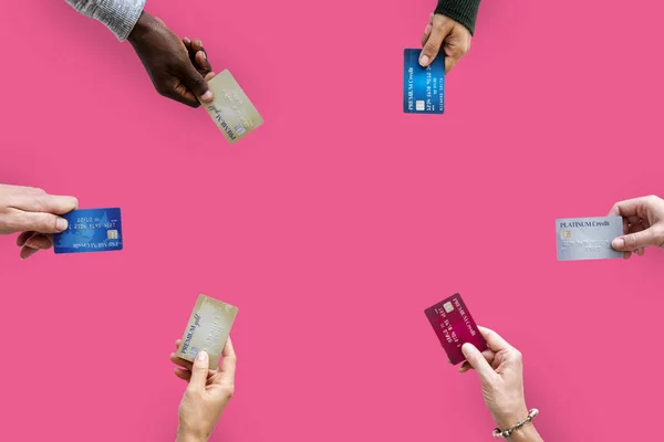Hände, die Kreditkarten halten — Stockfoto