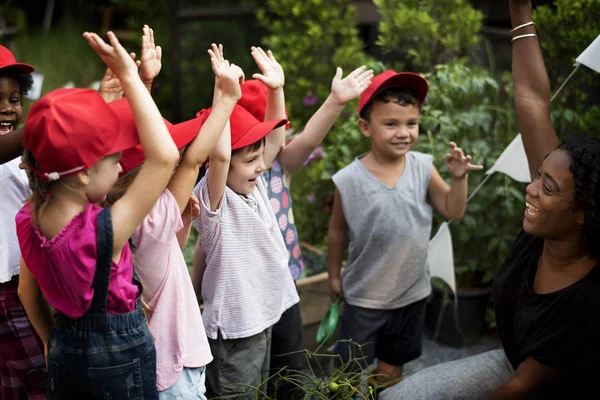 Liten studenters lärande botaniska — Stockfoto