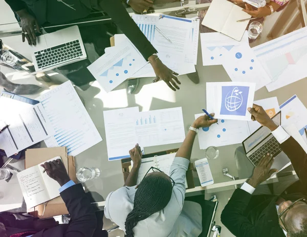 Pessoas na mesa do local de trabalho — Fotografia de Stock