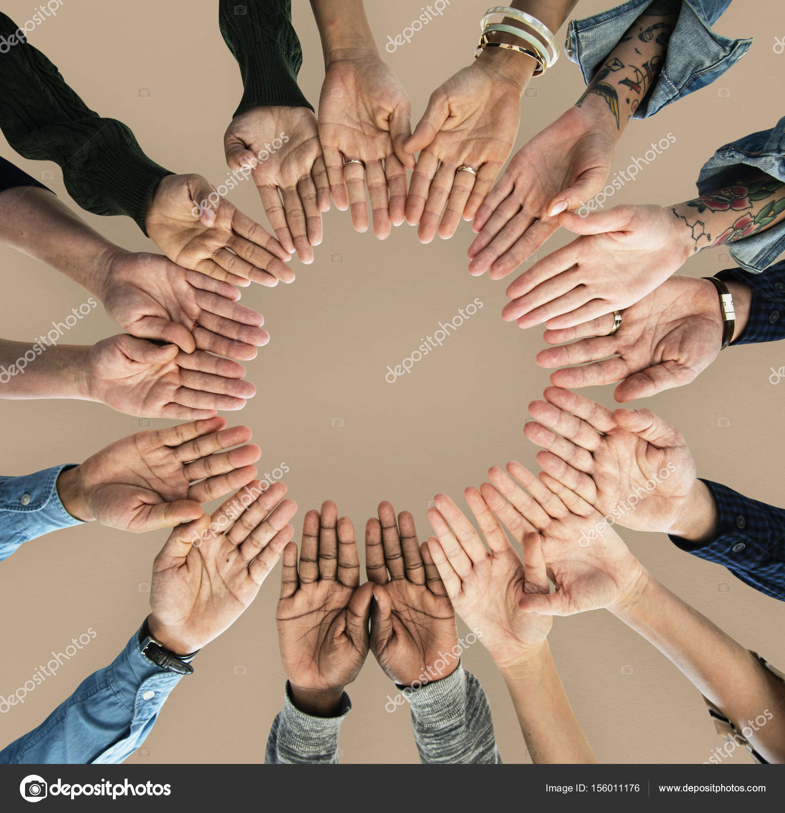 Manos humanas juntas en círculo — Foto de stock © Rawpixel #156011176