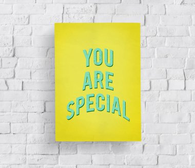 Beyaz tuğla duvara afiş 