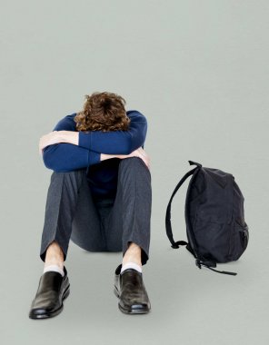 stresli öğrenci tek başına oturmak