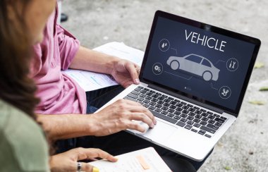 öğrenciler dizüstü bilgisayar kullanıyor