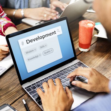 dizüstü bilgisayar kullanan adam resmini kırpılmış