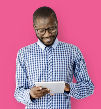 Dijital Tablet kullanan Afrikalı Adam
