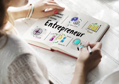  Not Defterinde Not Tutan Kadın