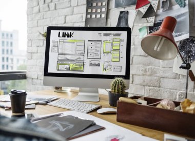 bilgisayar monitöründe çalışma alanı tablosu