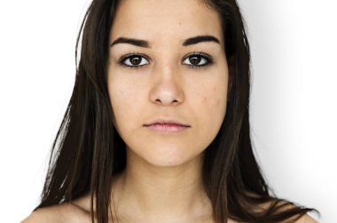  Kadın sakin yüz ve çıplak omuzları ile