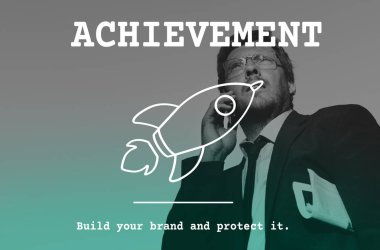 Akıllı telefon kullanan iş adamı