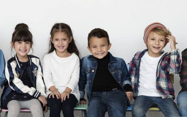 sandalye üzerinde oturan çocuk