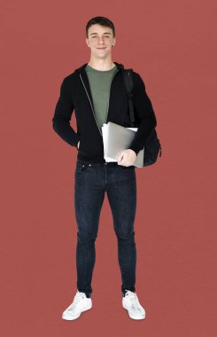 Dizüstü bilgisayar tutan adam