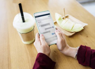 Akıllı telefon kullanan kadın