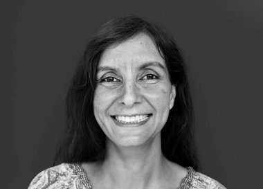 Hintli kadın gülümsüyor