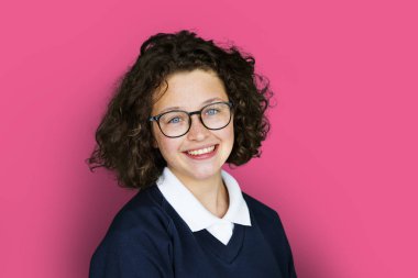 gözlük gülümseyen öğrenci