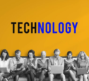 Dijital aygıtlar kullanan insanlar