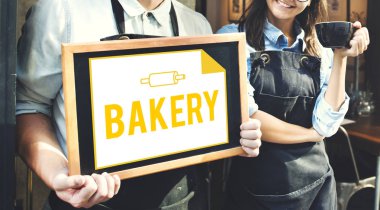 siyah önlük kara tahta tutan adam 