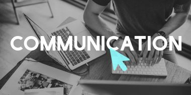 klavyede yazarak adam