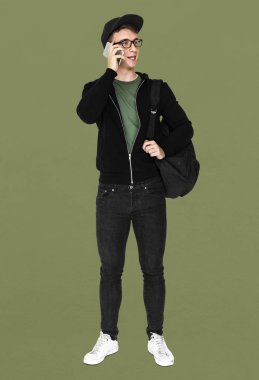 üzerinde telefon duran konuşan adam 