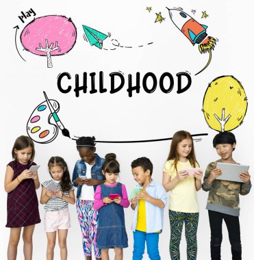 teknoloji cihazlar ile çok ırklı çocuklar