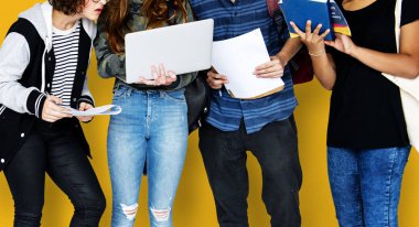  Dijital cihazlar kullanan öğrenciler