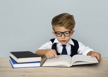 Küçük iş adamı çalışma masasında 