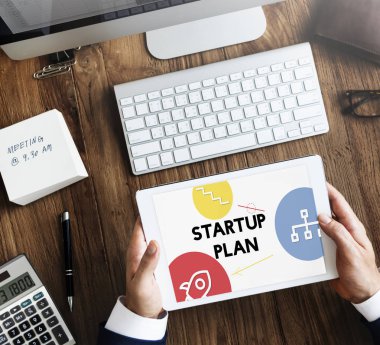 Dijital tablet kullanan işadamı