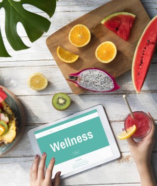 dijital tablet kullanan kadın 