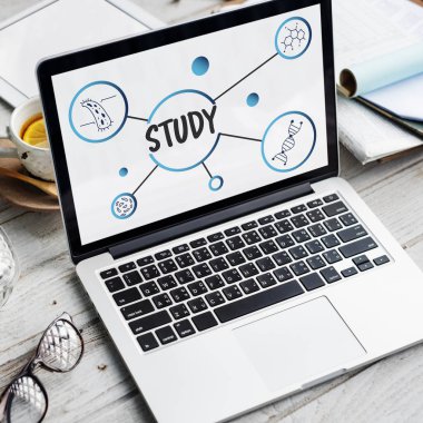 ahşap masa üstünde açılan laptop