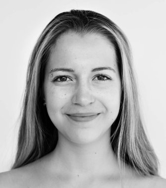 kaş piercing ile kadın