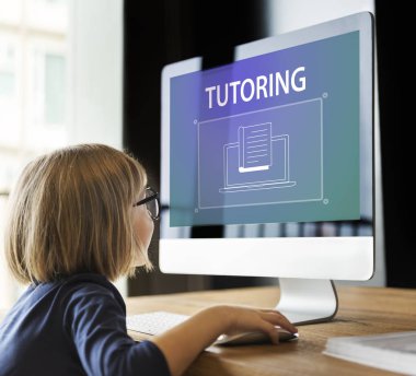 bilgisayar kullanan küçük kız