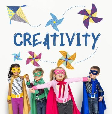 mutlu çocuk süper kahraman kostümleri