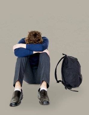 stresli öğrenci tek başına oturmak