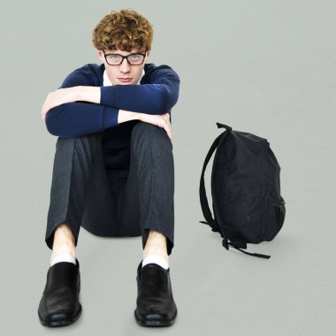 stresli öğrenci tek başına oturmak