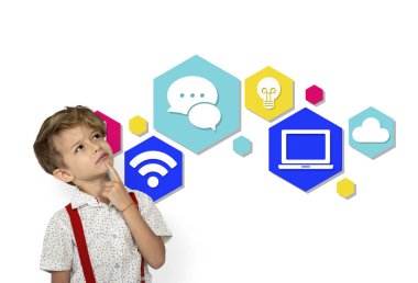 stüdyoda düşünceli çocuk