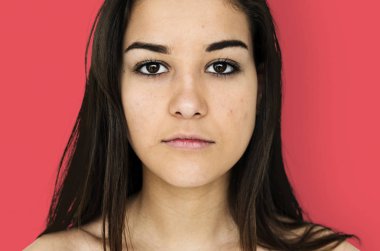  Kadın sakin yüz ve çıplak omuzları ile