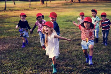 Parkta oynayan çocuklar