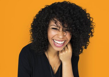 Genç Afrikalı kadın gülüyor 