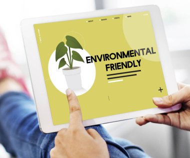 kişi holding dijital tablet