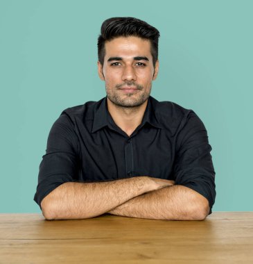 Stüdyoda poz veren adam