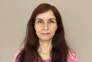 Ciddi Kızılderili kadın 