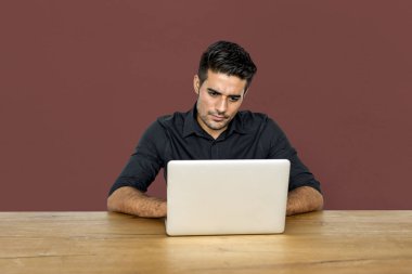 Dijital aygıt kullanan adam