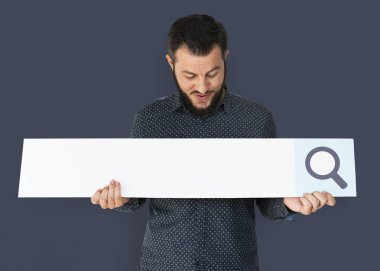 sakallı adam arama çubuğu tutan