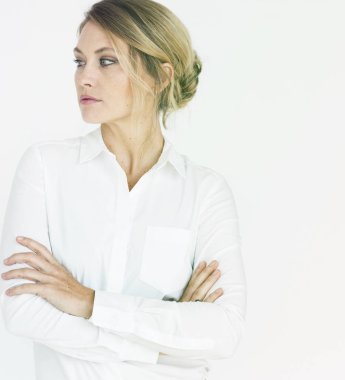 Studio sarışın kadın