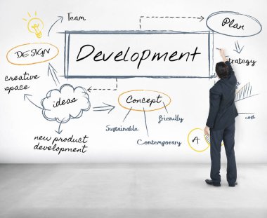 İşadamı takım ayakta duvarının yakınında